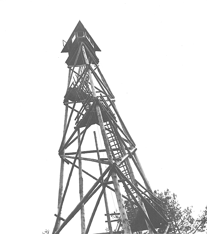 Drewniana wieża przeciwpożarowa zbudowana w końcu lat 60. Obecnie wieże tego typu zastąpiły konstrukcje ze stali.
